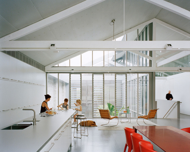 21B04005-1-1-768x614